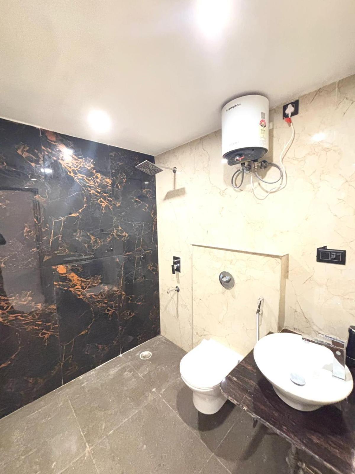 Hotel Omkar Palace Ayodhya Eksteriør billede