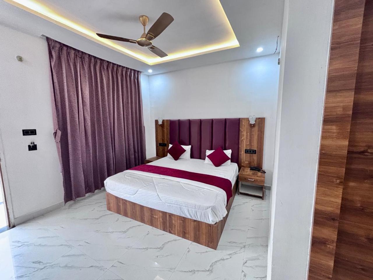 Hotel Omkar Palace Ayodhya Eksteriør billede